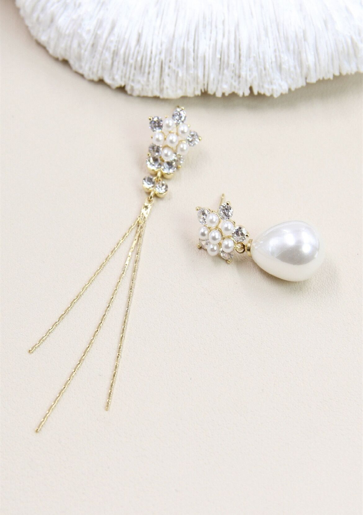 Orecchini asimmetrici con fiore di perle in argento 925