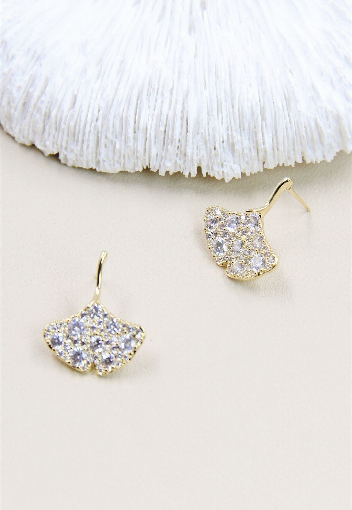 Orecchini a forma di foglia di ginkgo decorati con strass su gambo in argento 925