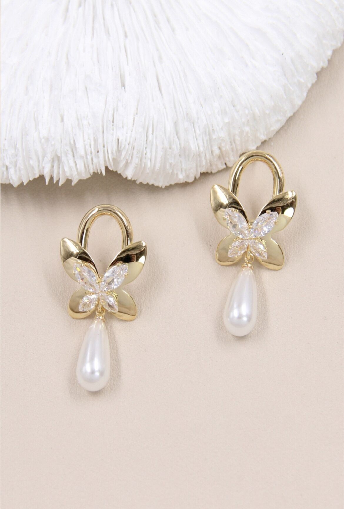 Orecchini a farfalla in cristallo ornati con perla su gambo in argento 925