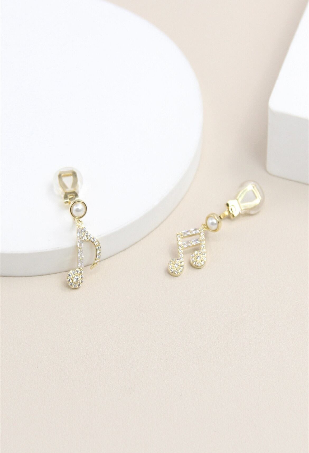 Orecchini a clip asimmetrici - Chiave musicale con strass