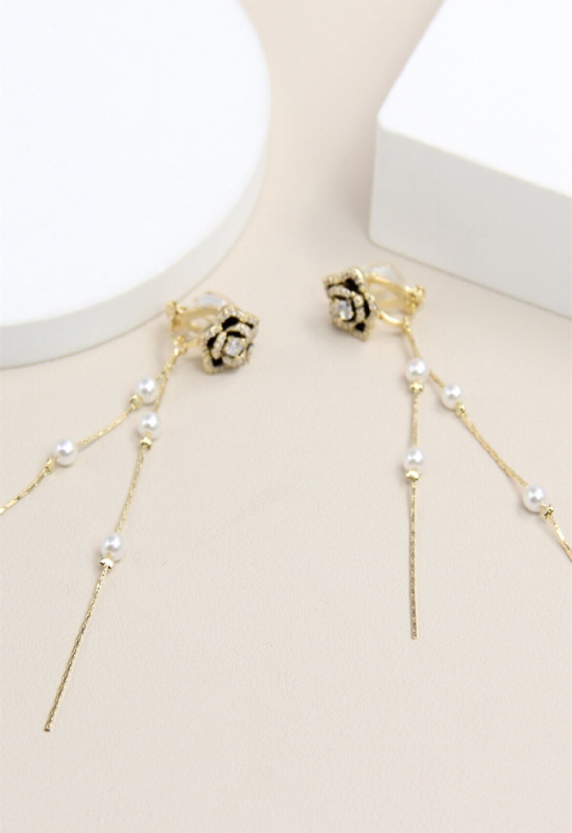 Orecchini a clip con motivo floreale decorati con perle