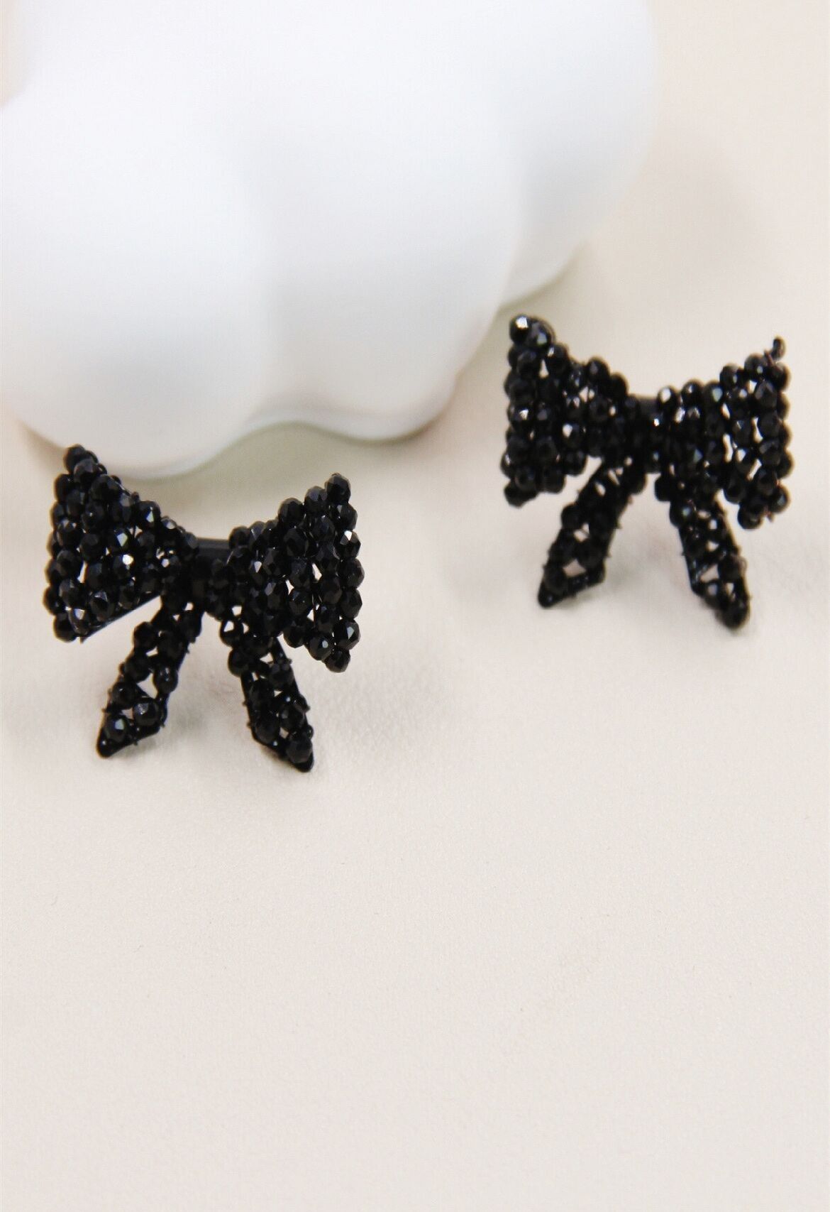 Orecchini a bottone a forma di papillon in argento 925: eleganza ipoallergenica