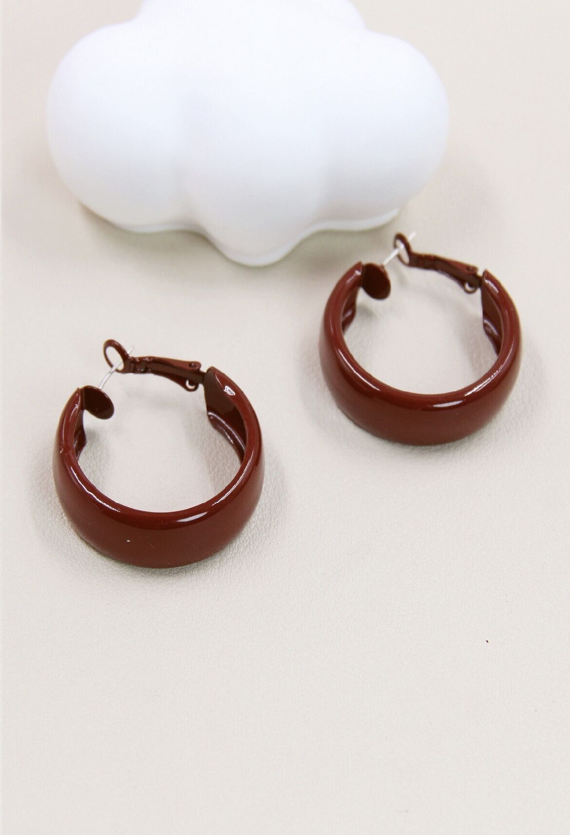 Orecchini a cerchio in argento 925 smaltato ipoallergenico: eleganza e comfort