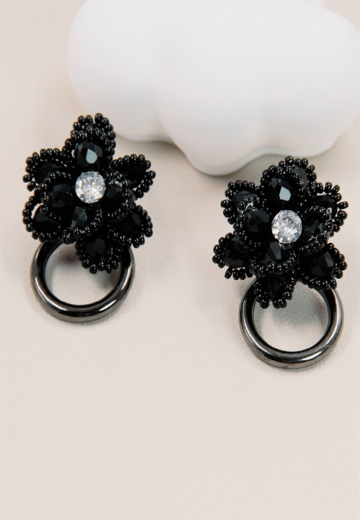 Orecchini a bottone a forma di fiore in argento 925 con perle e cristalli