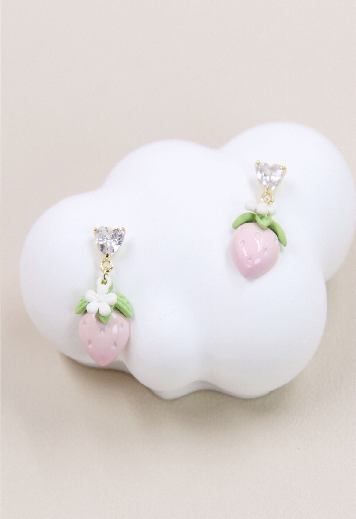 Orecchini a bottone con cuore di fragola in cristallo, argento 925: dolcezza fruttata