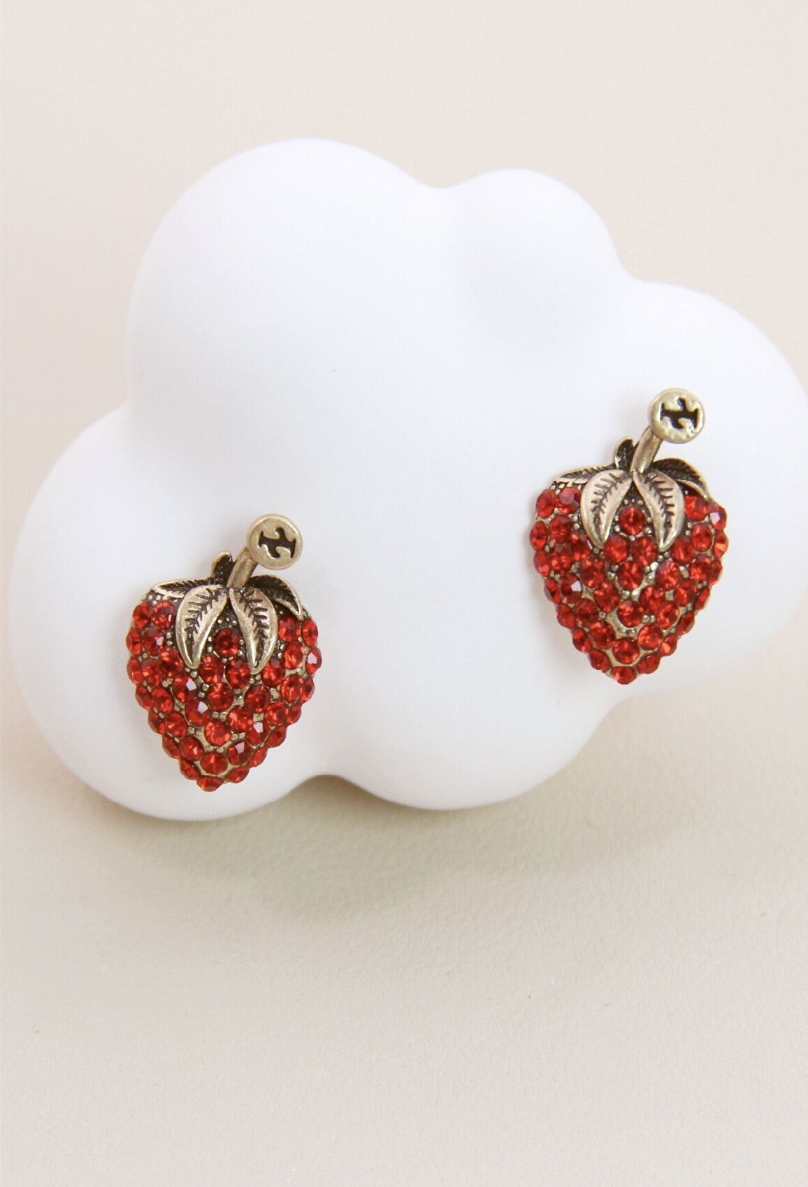 Orecchini a perno a forma di fragola in argento 925: freschezza scintillante