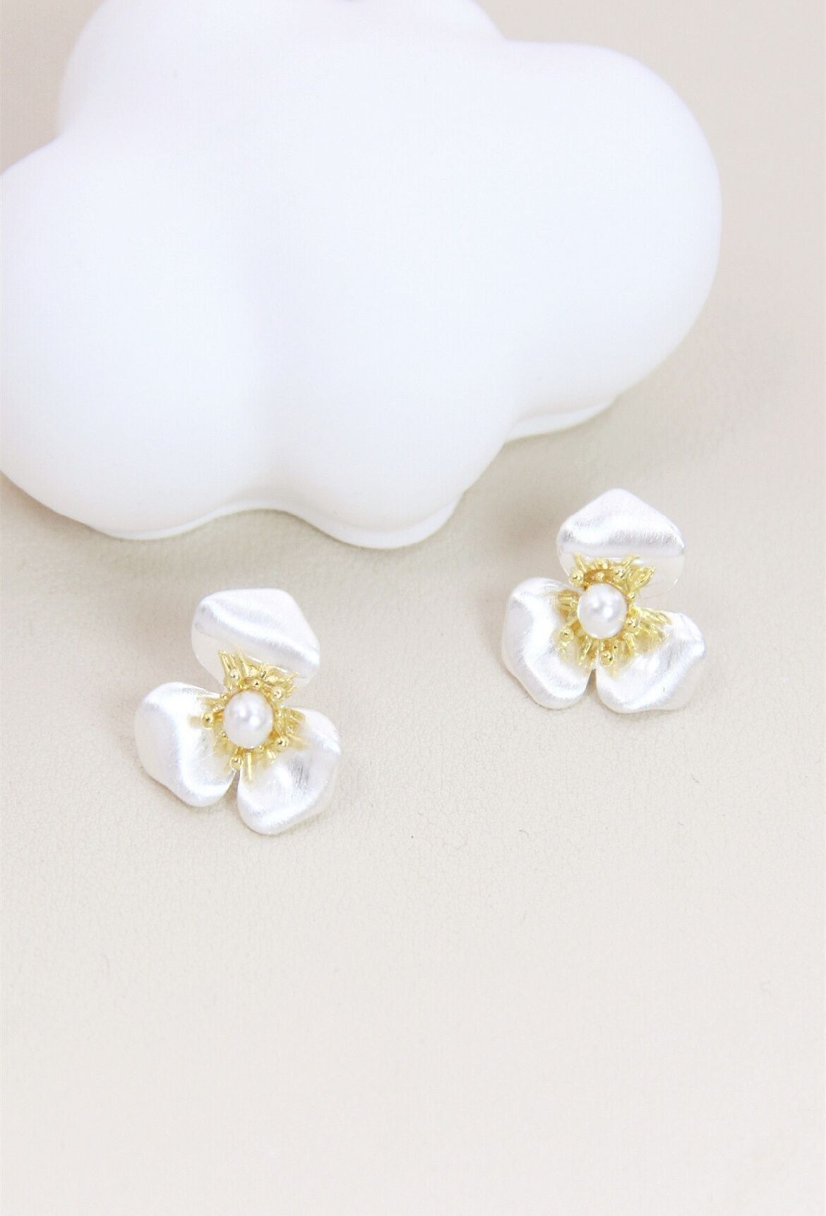 Orecchini a forma di fiore con perla su gambo in argento 925: Floral Radiance