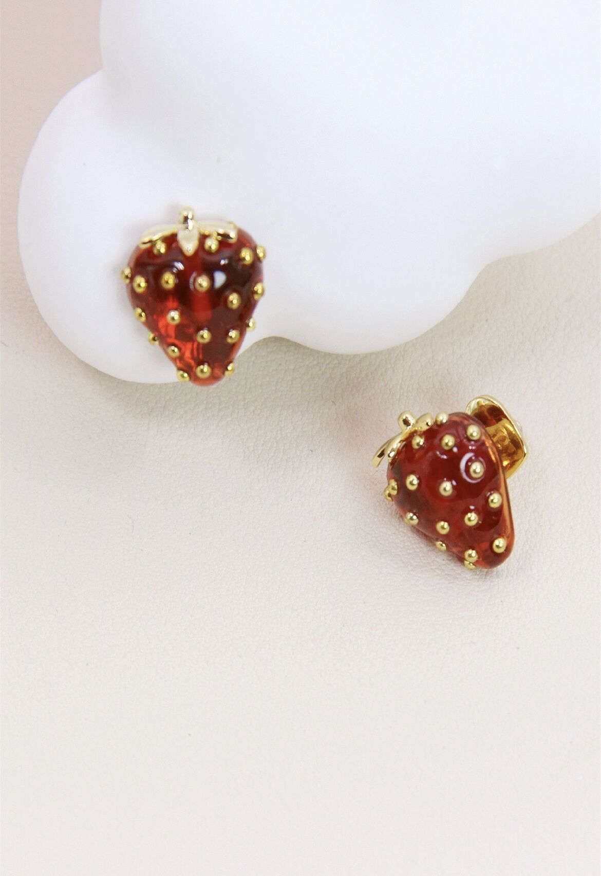 Orecchini in resina di fragola in argento 925: delizia fruttata