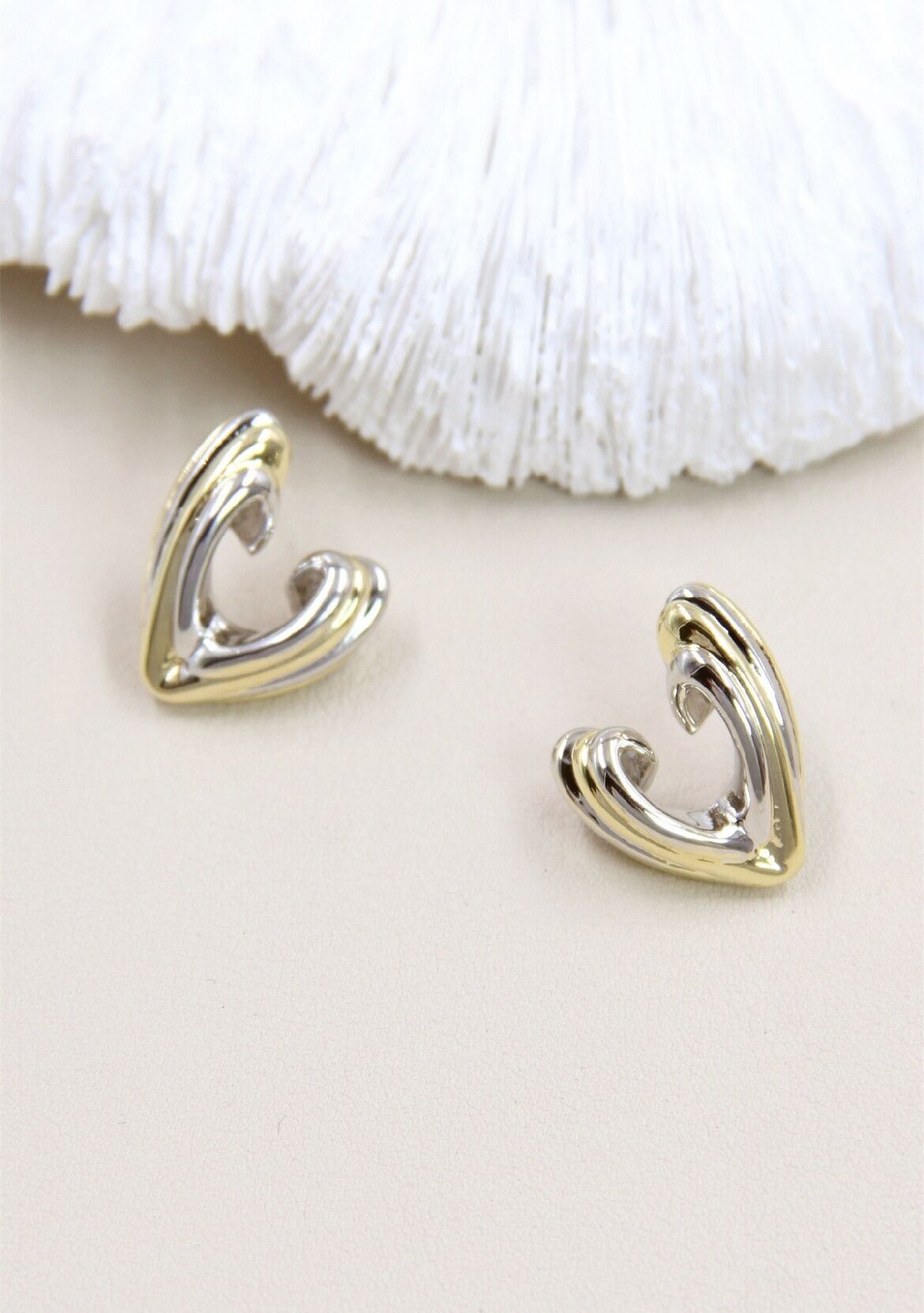 Orecchini a bottone a forma di cuore in argento 925: un gioiello affascinante
