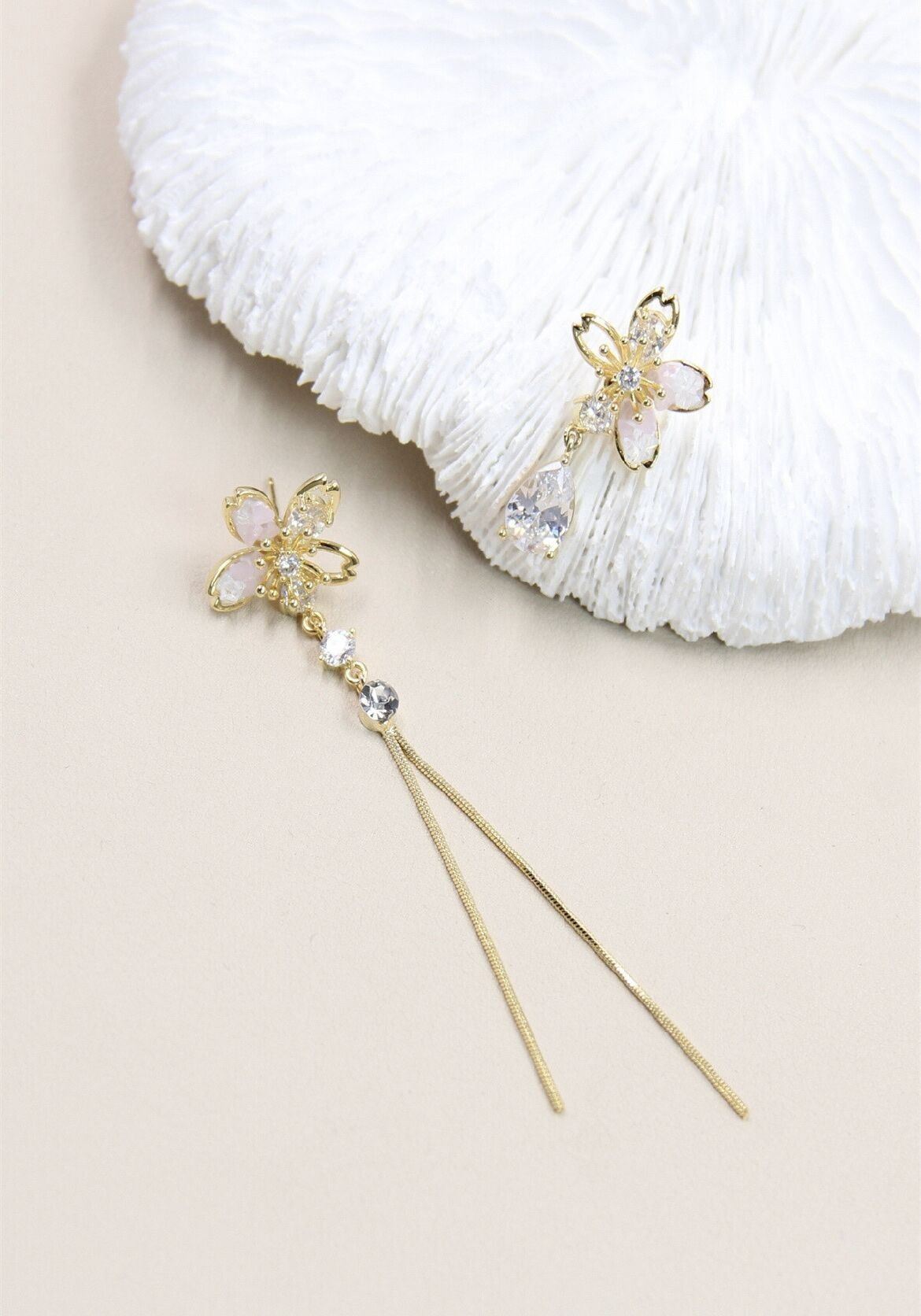 Orecchini asimmetrici a forma di fiore con gambo in argento 925