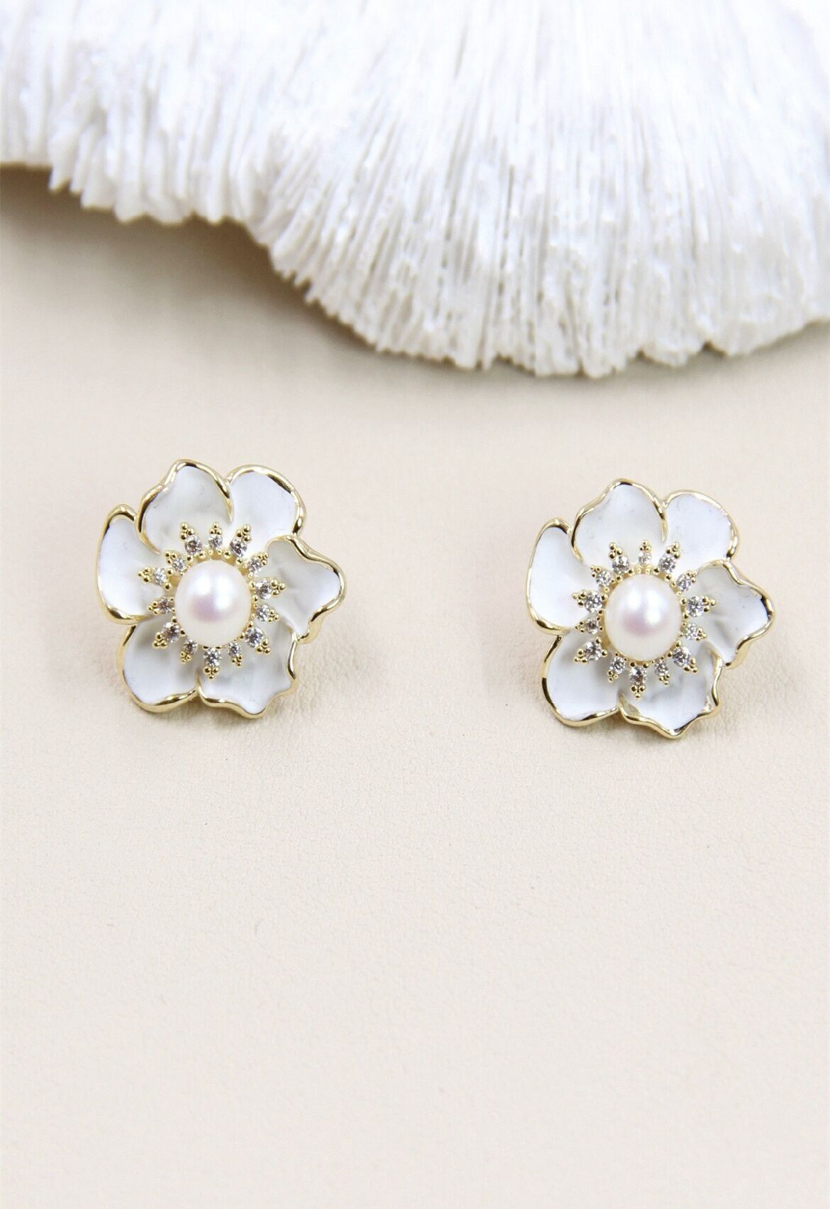 Orecchini a forma di fiore decorati con cristallo e gambo in argento 925