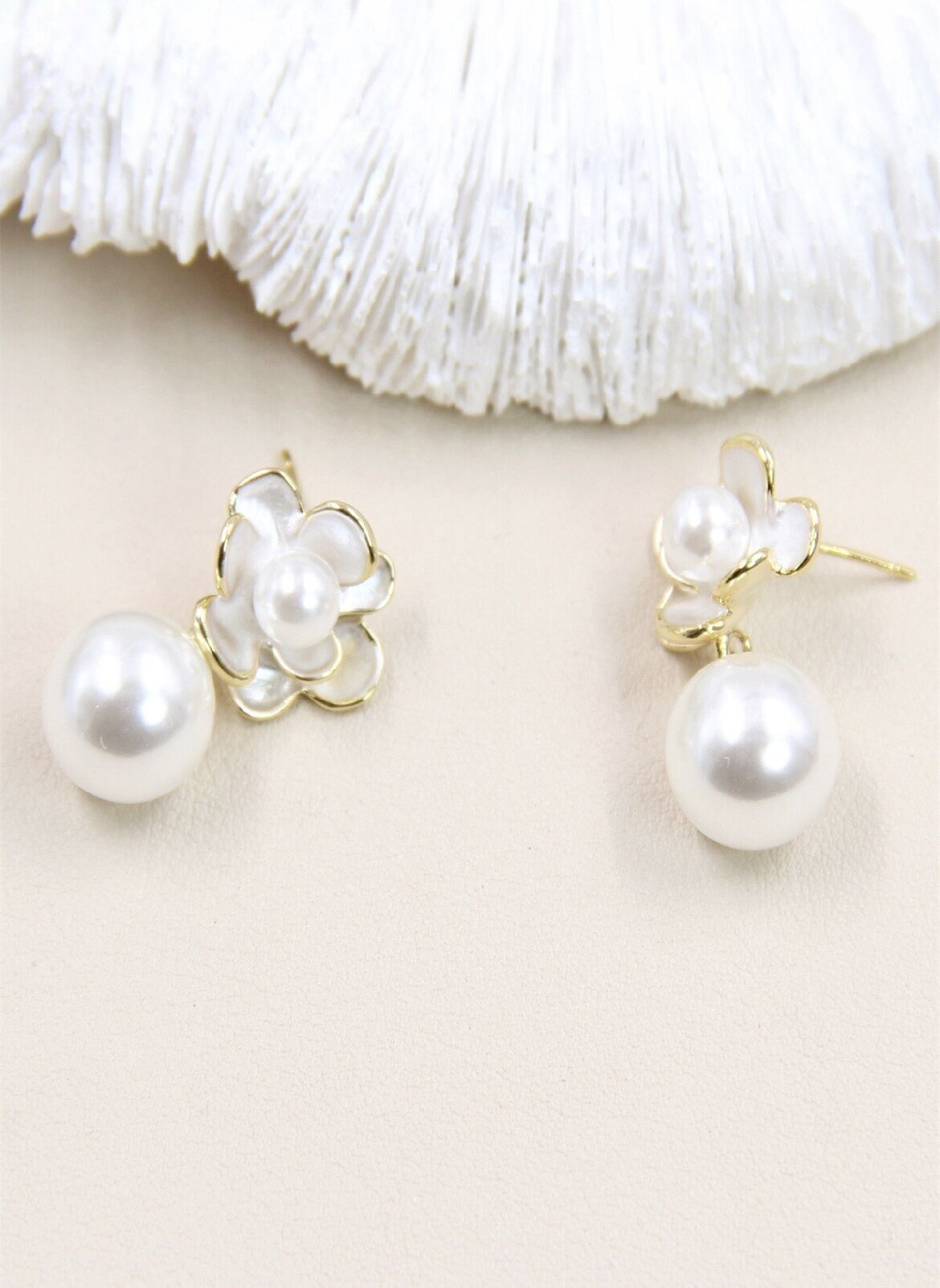 Orecchini a bottone a forma di fiore in argento 925 con perle lucenti