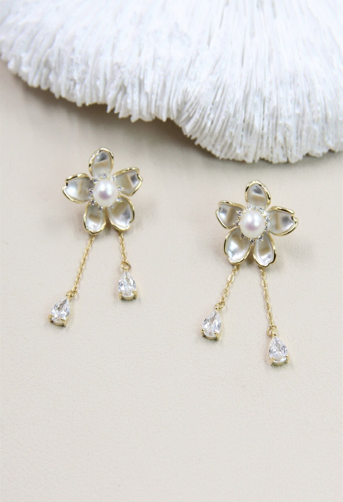 Orecchini a forma di fiore decorati con perle coltivate su uno stelo in argento 925