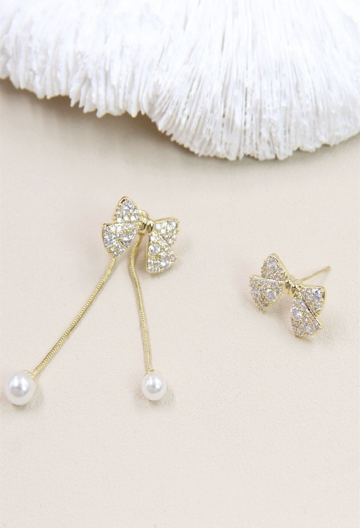 Orecchini a bottone asimmetrici in argento 925 con motivo a farfalla decorato con strass