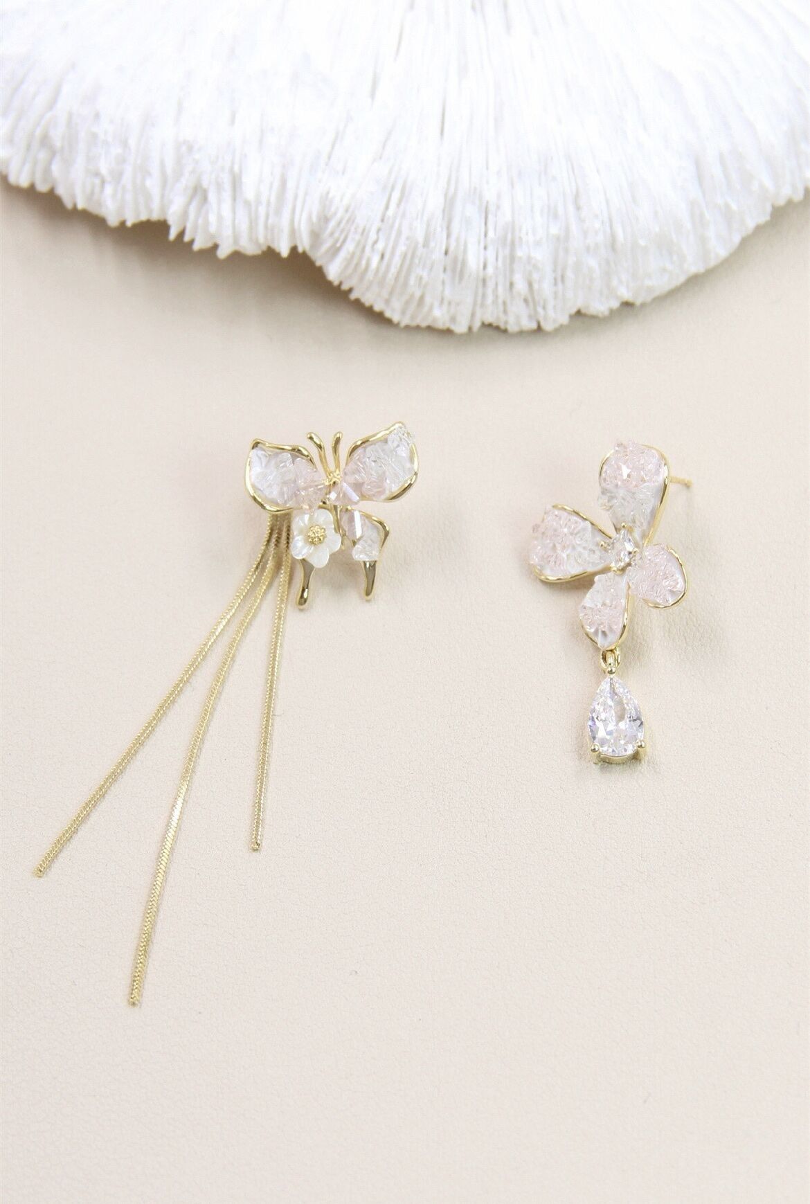 Orecchini asimmetrici a forma di farfalla decorati con vetro su gambo in argento 925