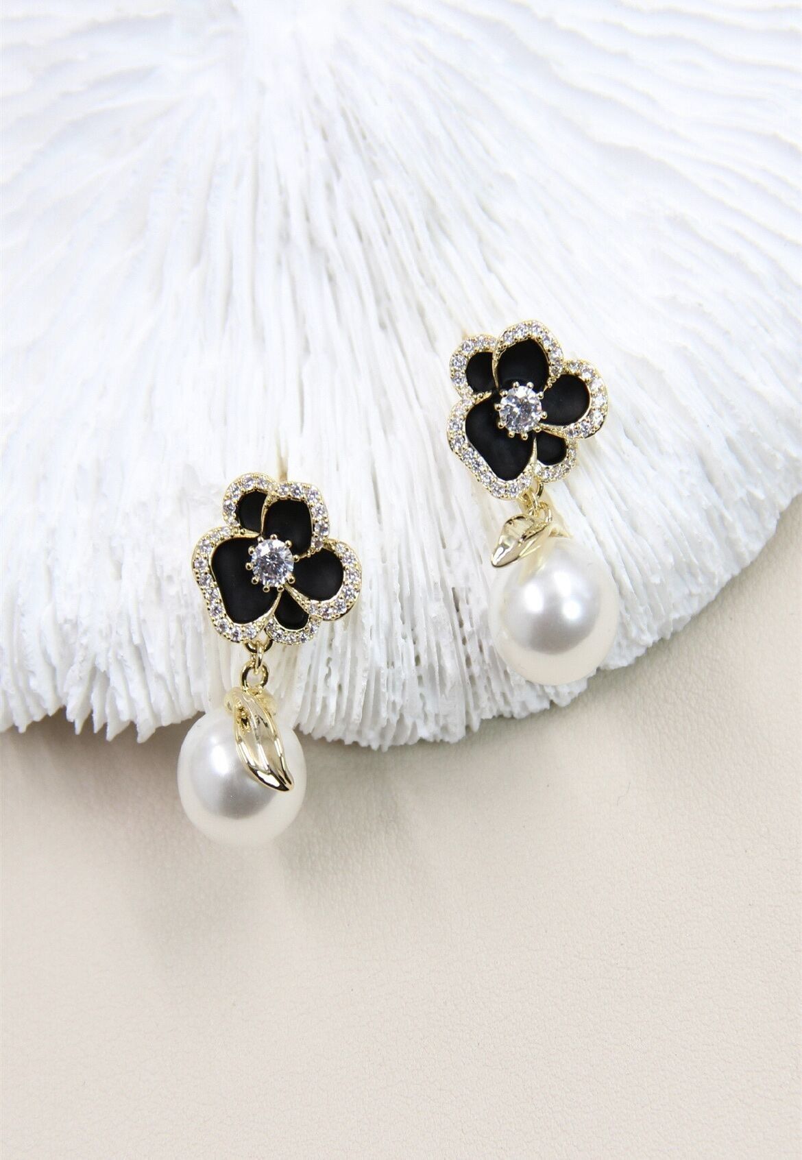 Orecchini a forma di fiore con perle su gambo in argento 925