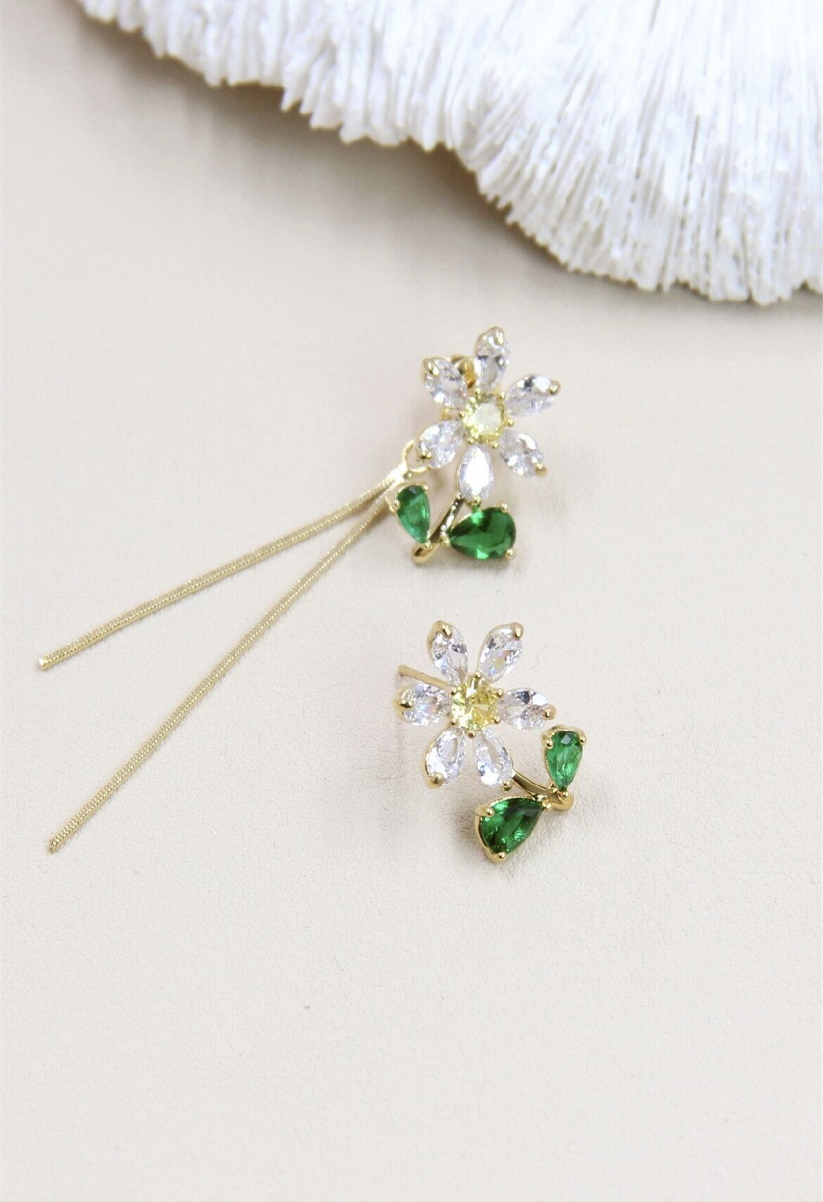 Orecchini asimmetrici a forma di fiore decorati con cristallo sullo stelo in argento 925