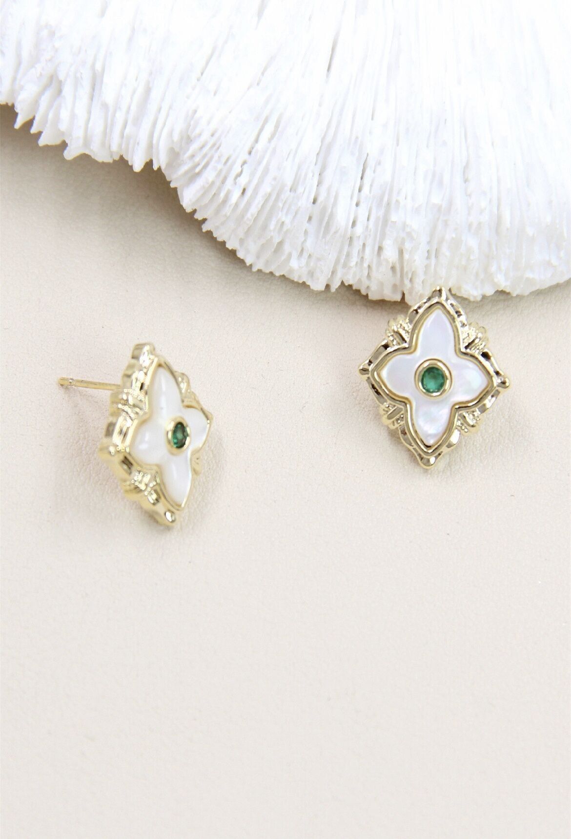 Orecchini di perle decorati con cristallo su gambo in argento 925