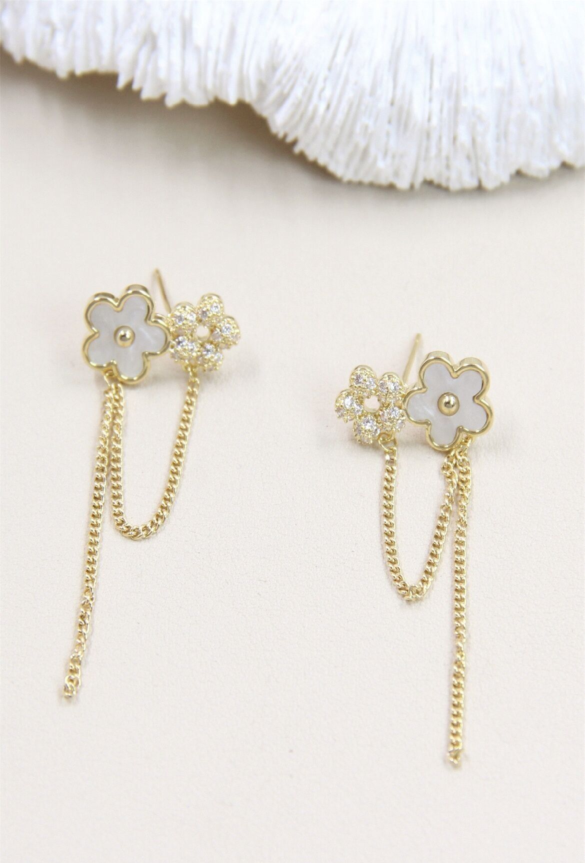 Orecchini a forma di fiore di perle adornati con cristallo su gambo in argento 925