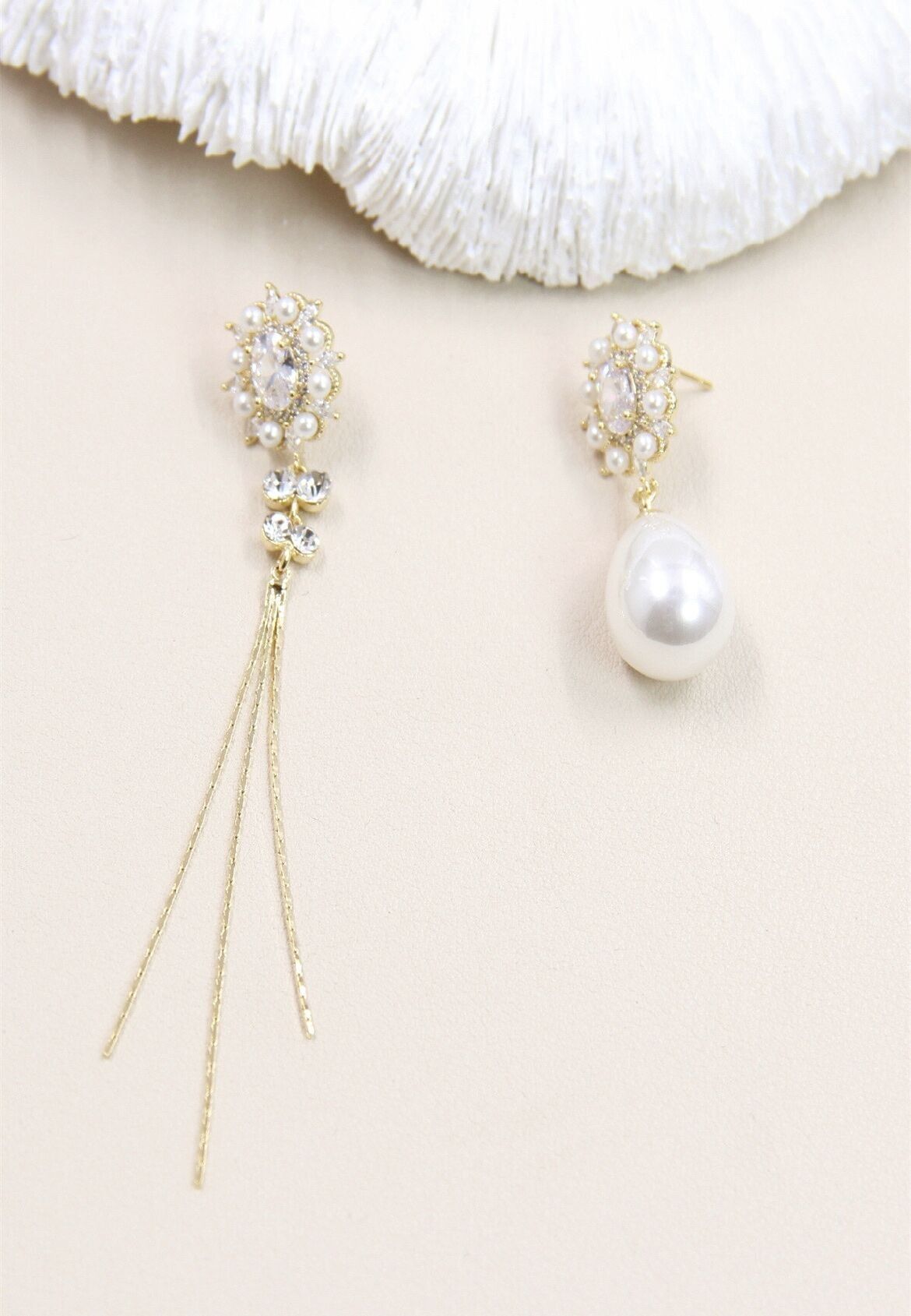 Orecchini a perno asimmetrici con perle in argento 925