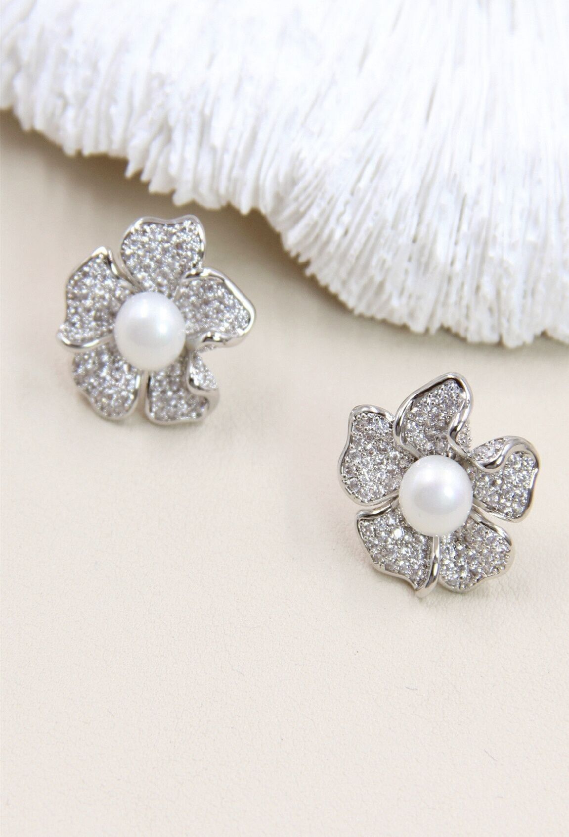 Orecchini a forma di fiore di perle decorati con piccoli cristalli su gambo in argento 925