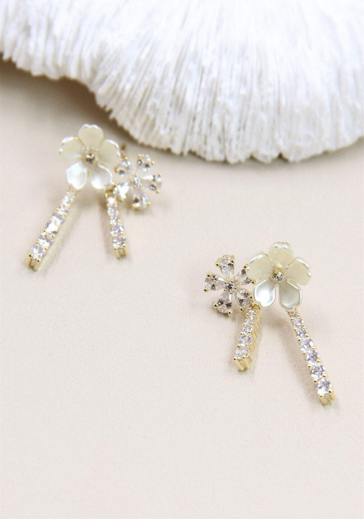 Orecchini a forma di fiore con cristallo su gambo in argento 925