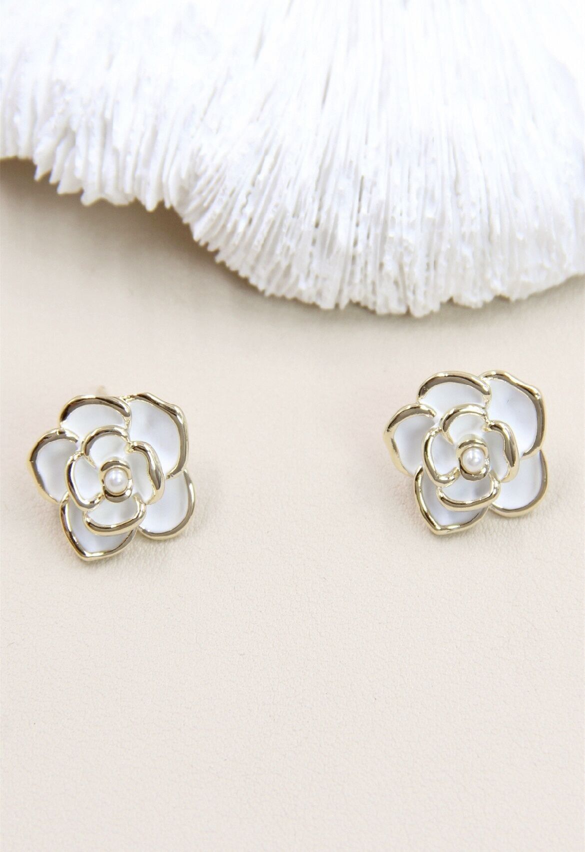 Orecchini a forma di fiore decorati con perle su gambo in argento 925