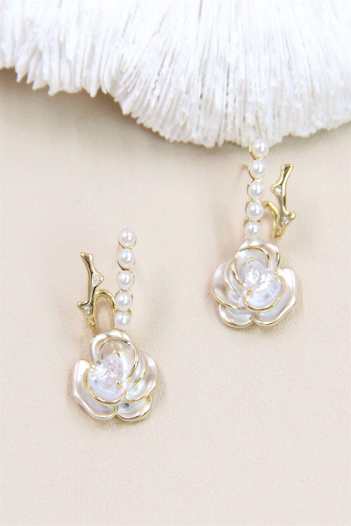 Orecchini a forma di fiore decorati con perle su gambo in argento 925