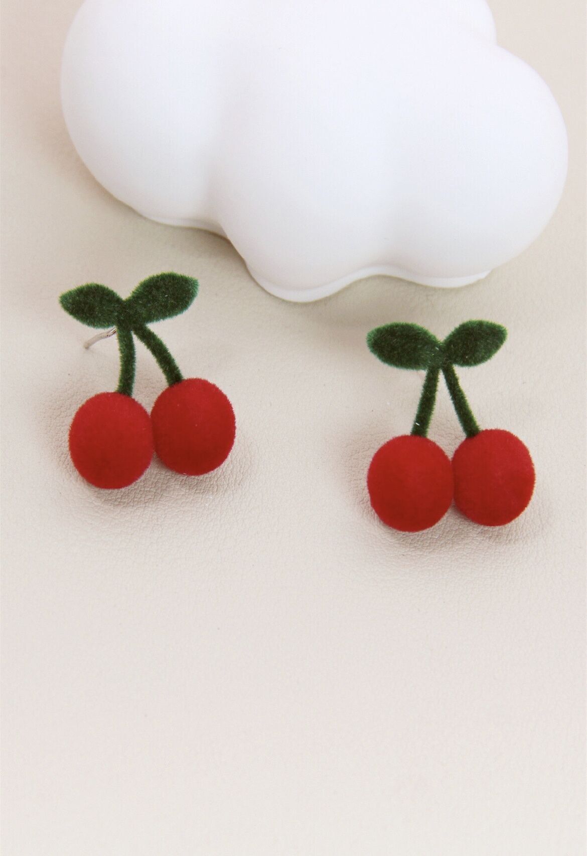 Orecchini a bottone a forma di ciliegia in argento 925: Morbidezza vellutata