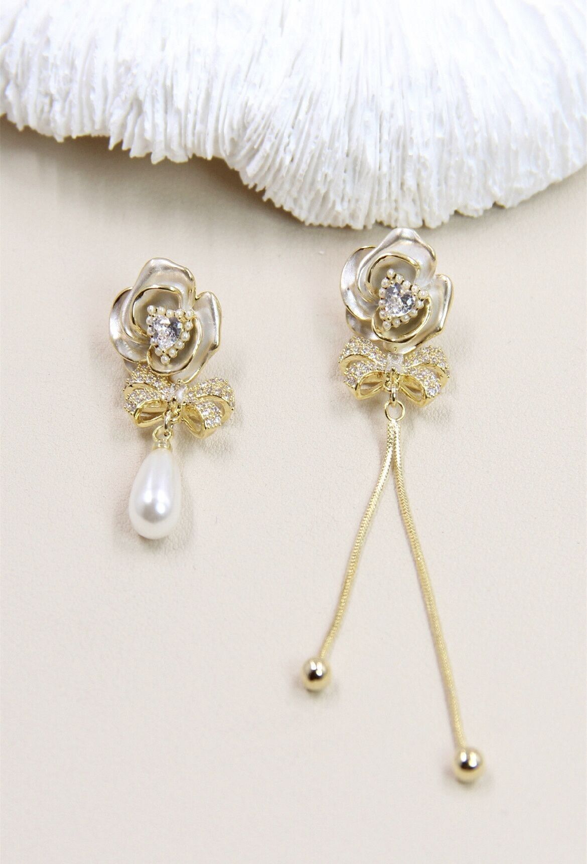 Orecchini asimmetrici a forma di fiore Perle su gambo in argento 925