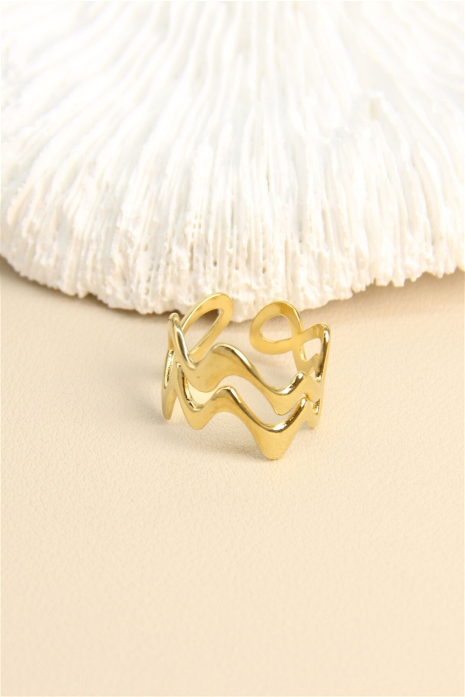 Anello Golden Wave – Curve libere e audaci