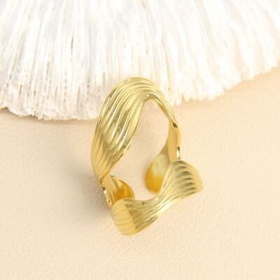 Bague texturée dorée – Élégance sculpturale
