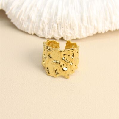 Anello in oro con effetto grezzo martellato – Forza e carattere