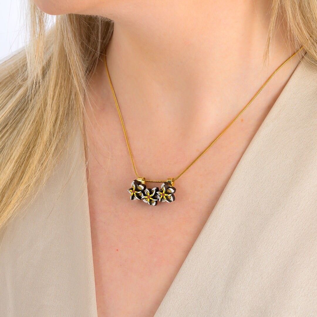 Collana in legno di recupero con motivo floreale - Kamboja Frangipani