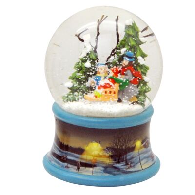 Boule à neige famille dans la forêt d'hiver avec traîneau sur socle paysage d'hiver patineur sur glace bleu avec boîte à musique 10 cm de diamètre