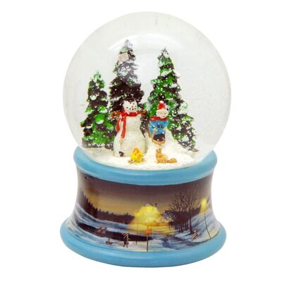 Boule à neige bonhomme de neige debout dans la forêt d'hiver avec enfant sur luge sur base paysage d'hiver patineur sur glace bleu avec boîte à musique 10 cm de diamètre