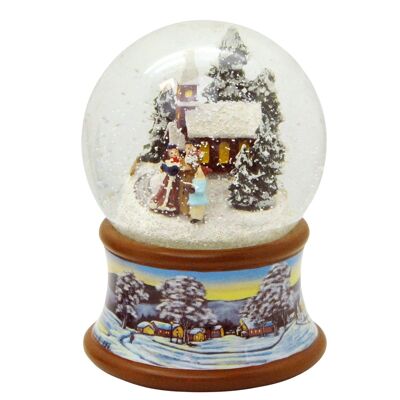 Boule à neige promenade de Noël devant l'église en forêt d'hiver sur socle paysage d'hiver marron avec boîte à musique 10 cm de diamètre