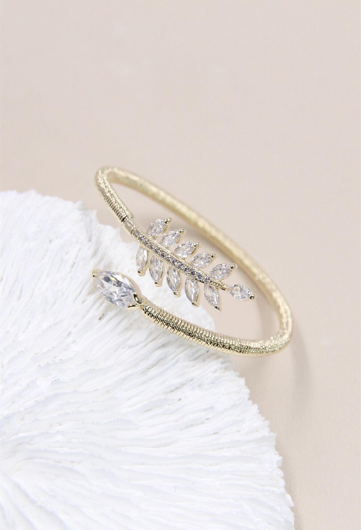 Bracciale rigido con piume impreziosito da cristalli: un magnifico gioiello