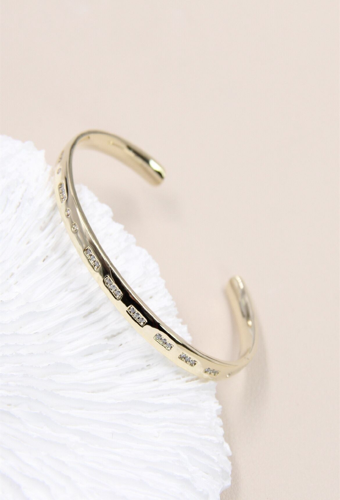 Bracciale rigido regolabile decorato con strass: un gioiello pratico ed elegante