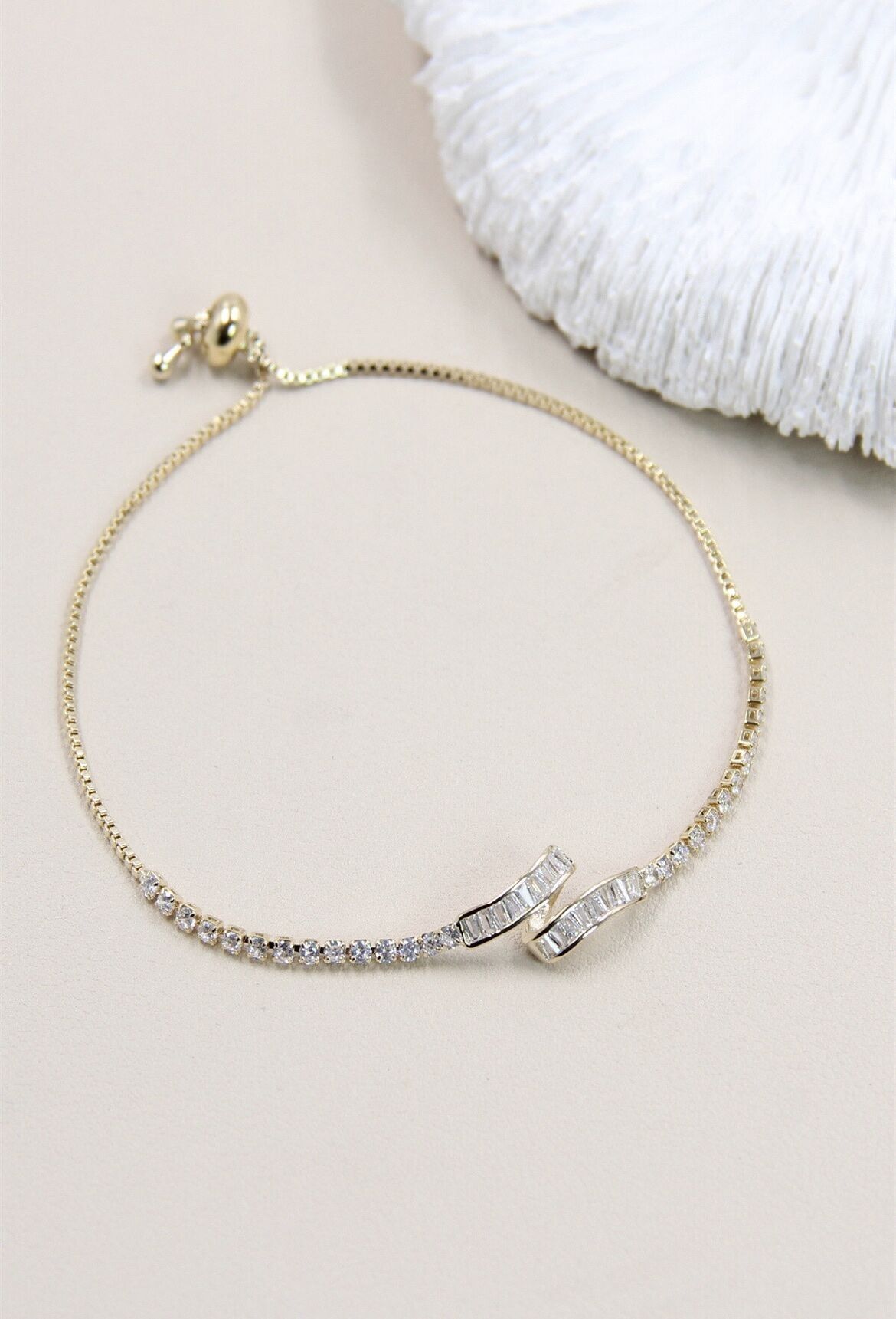 Bracciale scorrevole decorato con strass: un gioiello luminoso