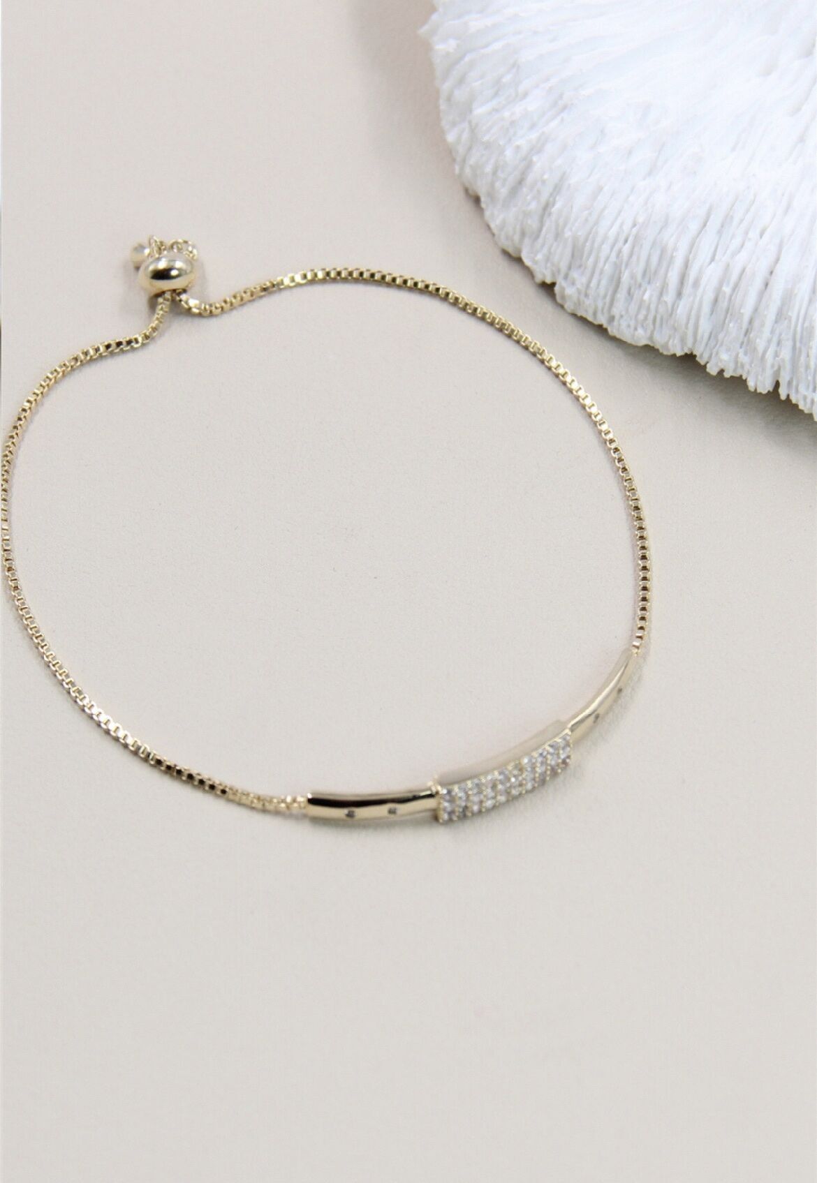 Bracciale regolabile con cursore decorato con strass: un gioiello accattivante