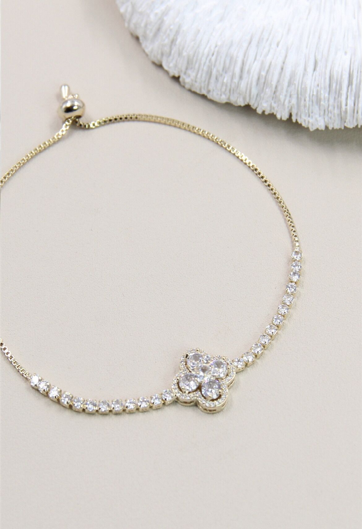 Bracciale con trifoglio decorato con cristalli: un gioiello affascinante