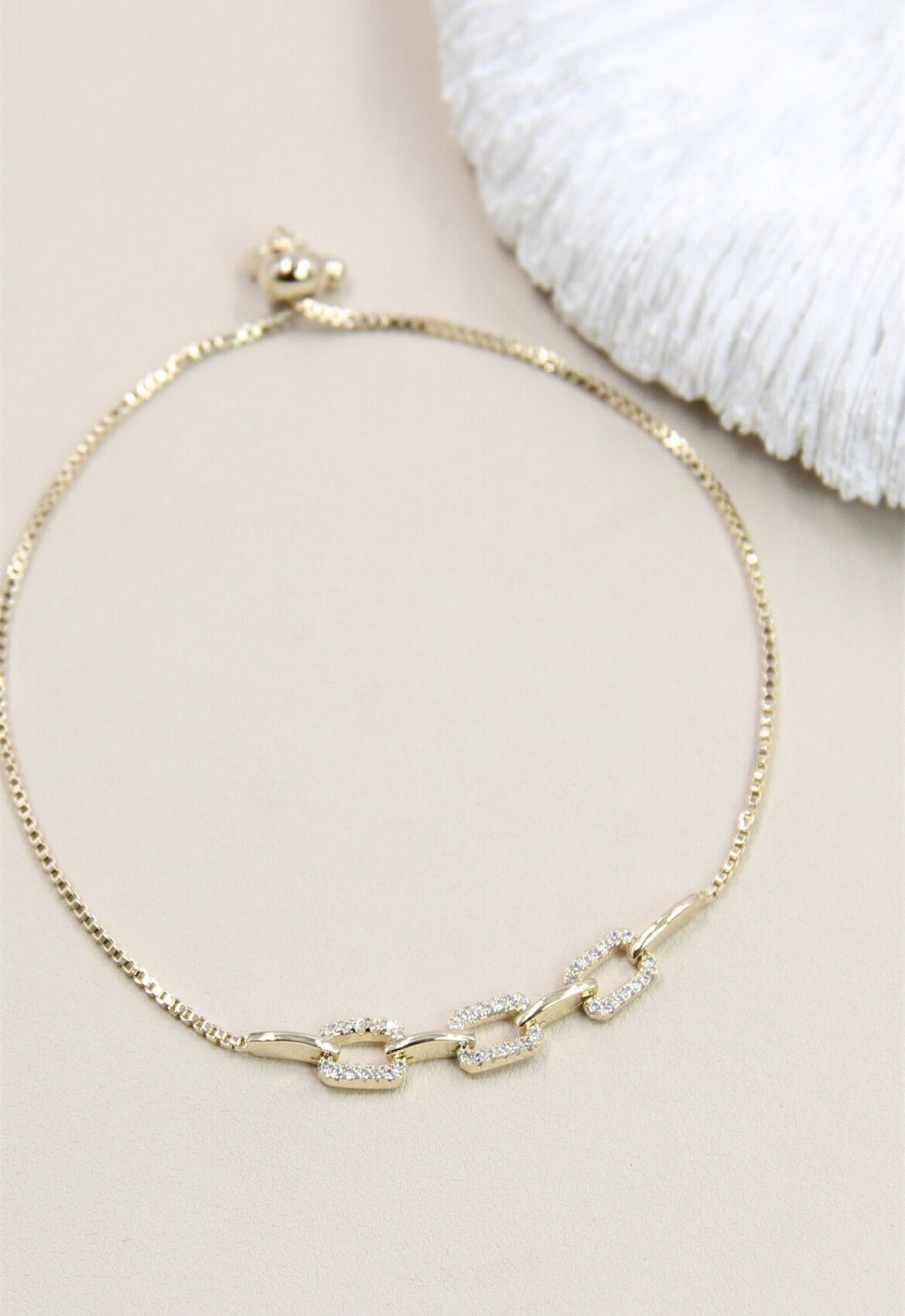 Bracciale a maglie placcato rodio decorato con strass: un gioiello pratico ed elegante