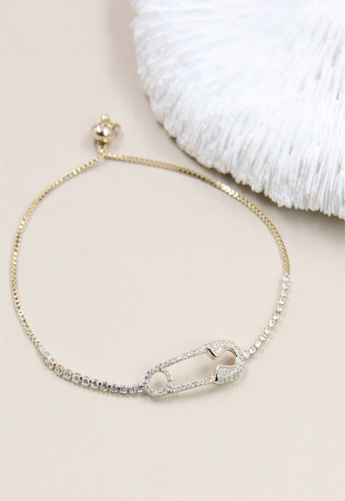 Bracciale con spilla in strass placcato rodio: un gioiello pratico ed elegante