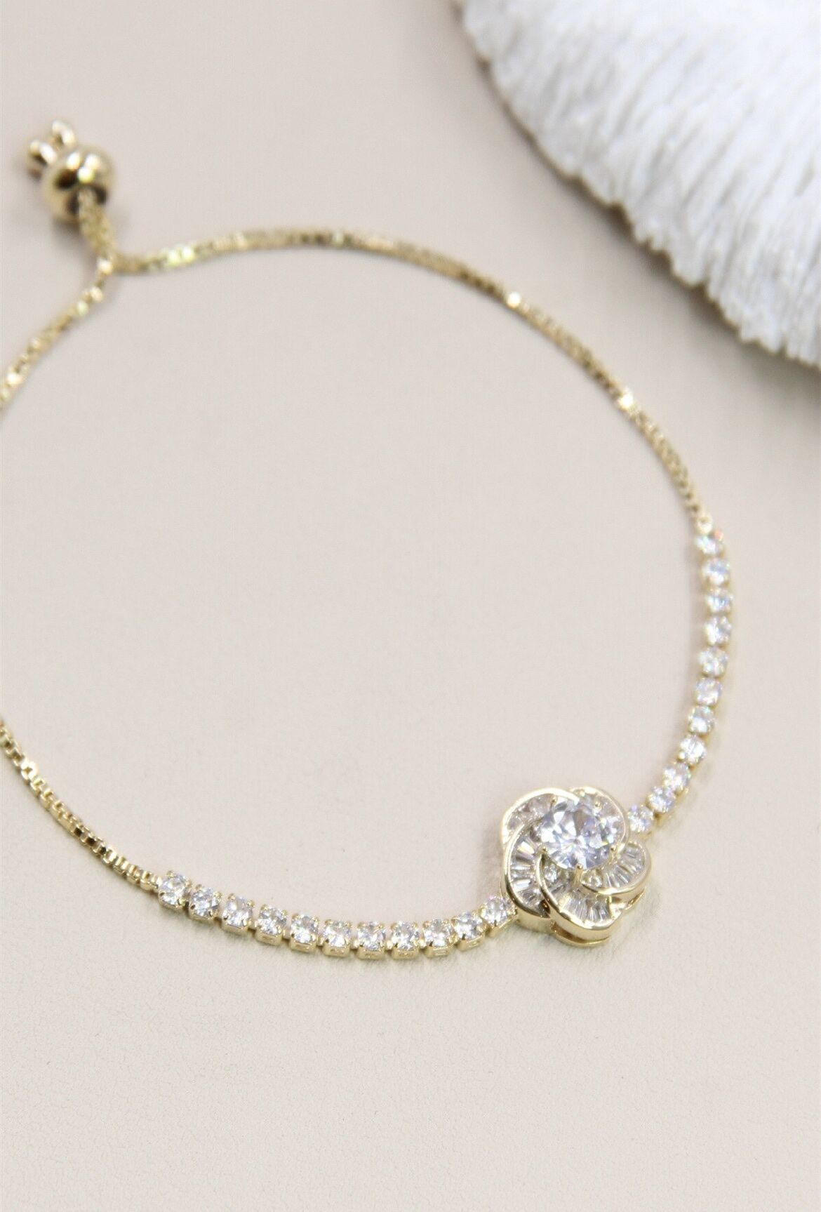 Rhodiniertes Blumenarmband mit verschiebbaren Strasssteinen – ein elegantes Schmuckstück