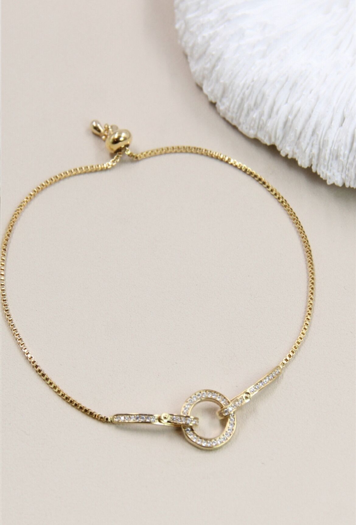 Rhodiniertes Ringarmband mit verschiebbaren Strasssteinen – ein elegantes Schmuckstück