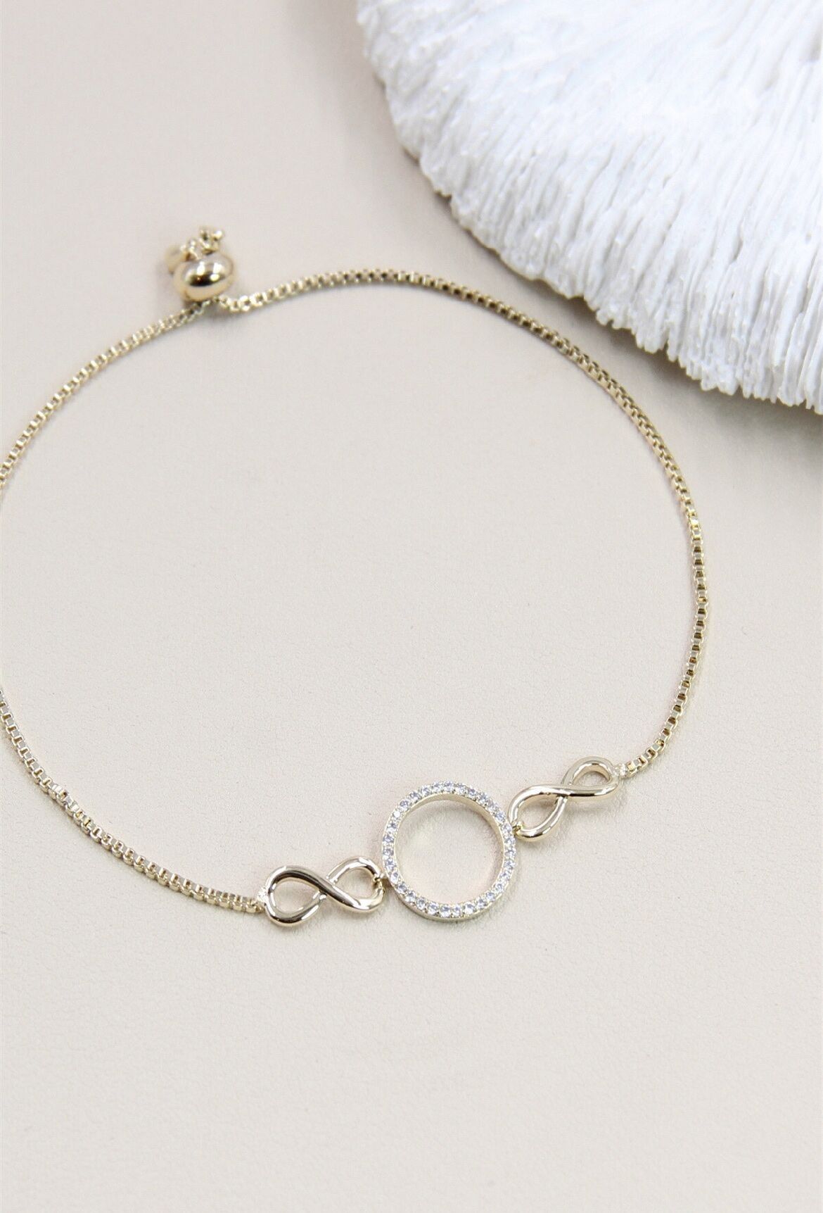 Rhodiniertes Infinity-Armband mit Strasssteinen verziert – ein Luxusjuwel