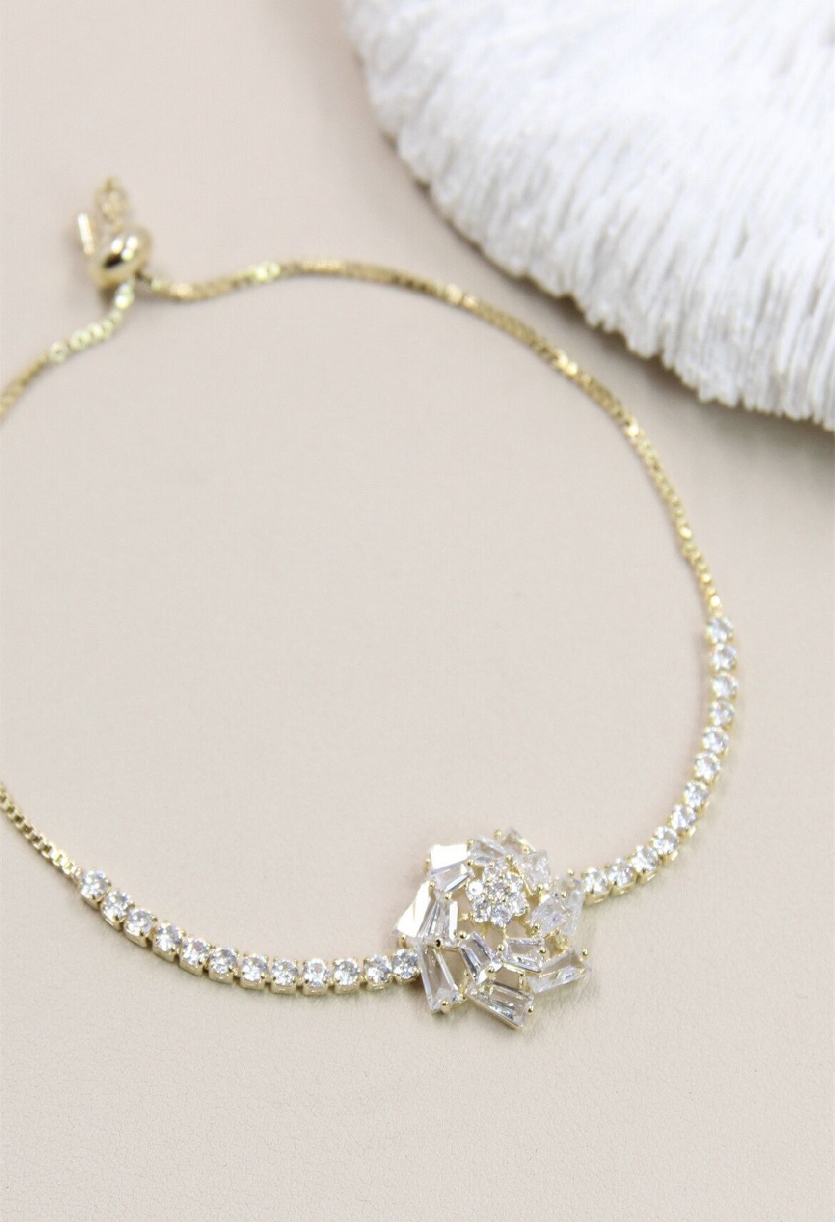 Rhodiniertes Blumenarmband mit Strasssteinen verziert – ein prachtvolles Schmuckstück