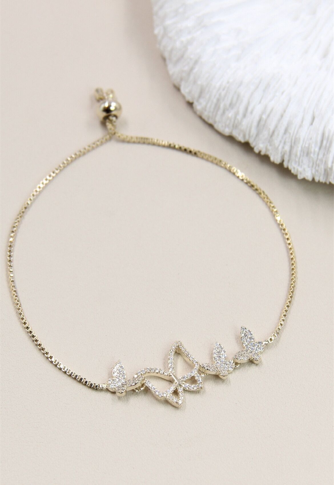 Rhodiniertes Schmetterlingsarmband mit Strasssteinen verziert – ein elegantes Schmuckstück