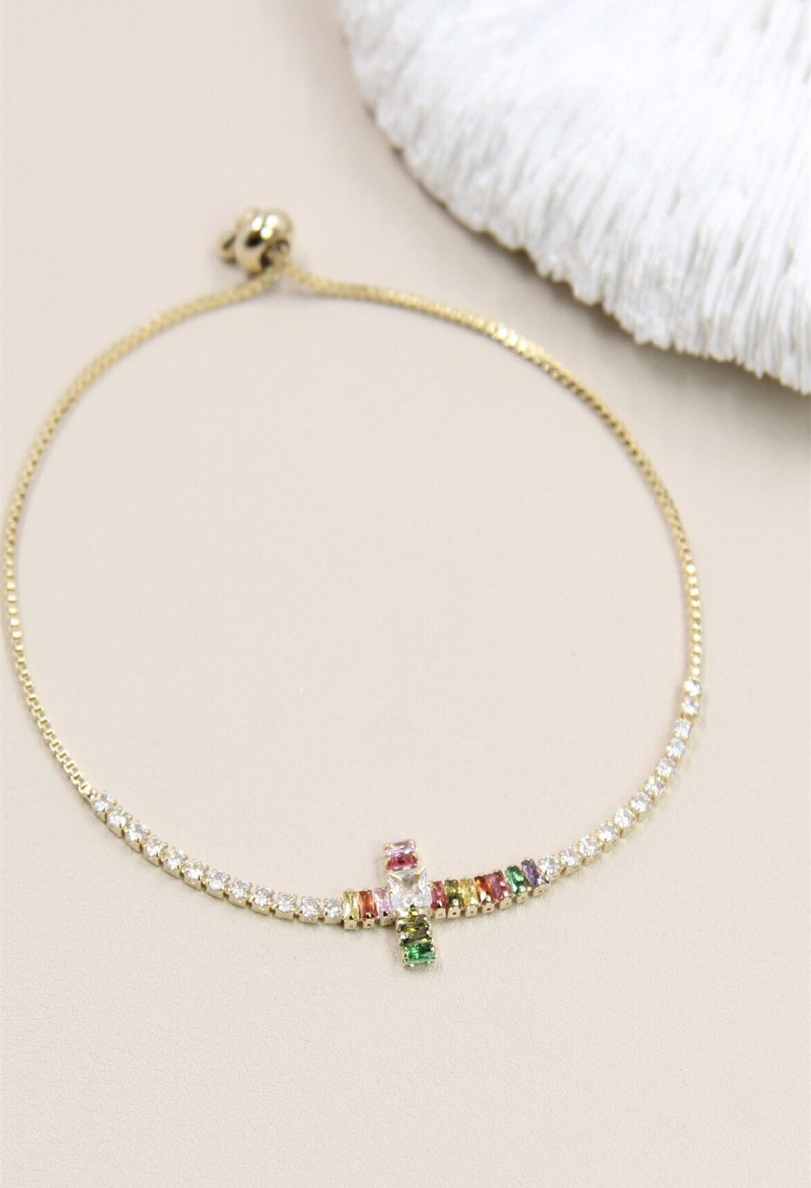 Rhodiniertes Kreuzarmband mit Strasssteinen verziert – Religiöse Eleganz